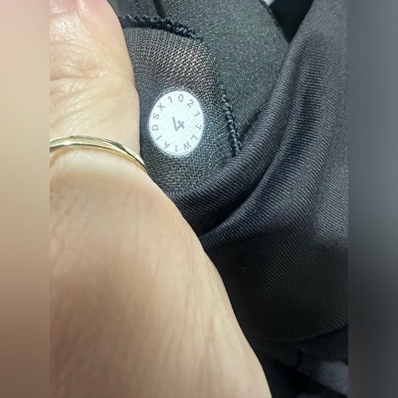 Lululemon Twist Around Tank *Light Support For C/D Cup Black Size 4 W1AIDS - Picture 6 of 7